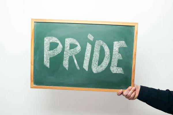 Hand Hält Eine Kreidetafel Mit Dem Handgeschriebenen Wort Pride Kreide — Stockfoto