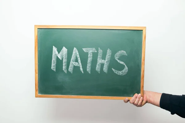 Ręka Trzymająca Tablicę Napisem Maths Odręcznie Kredą — Zdjęcie stockowe
