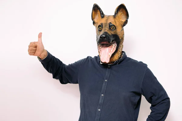 Personne Avec Masque Chien Avec Pouce Levé Comme Signe Approbation — Photo