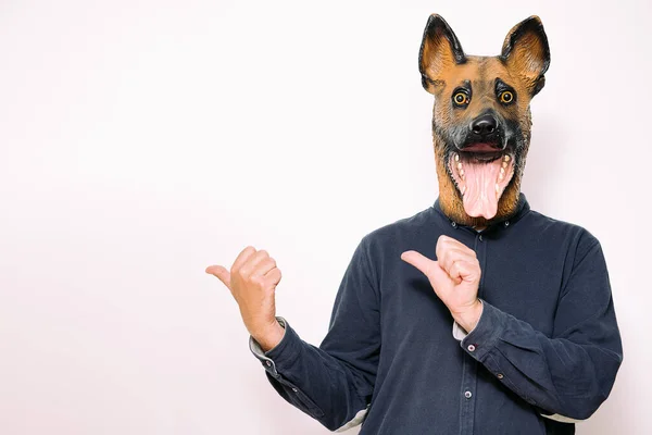 Personne Avec Masque Chien Pointant Les Pouces Sur Côté Sur — Photo