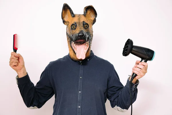Osoba Maską Psa Trzymająca Szczotkę Włosów Suszarkę Włosów Białym Tle — Zdjęcie stockowe