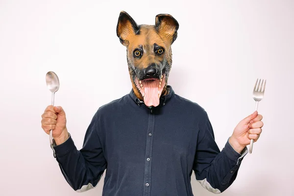 Человек Маске Собаки Показывает Ложку Вилку Еды Белом Фоне Концепция — стоковое фото