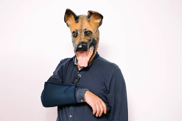 Persona Con Una Máscara Perro Brazo Cabestrillo Debido Una Lesión — Foto de Stock