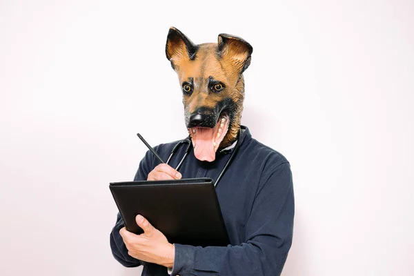 Πρόσωπο Μάσκα Σκύλου Και Στηθοσκόπιο Κρατώντας Σημειώσεις Ένα Φάκελο Λευκό — Φωτογραφία Αρχείου