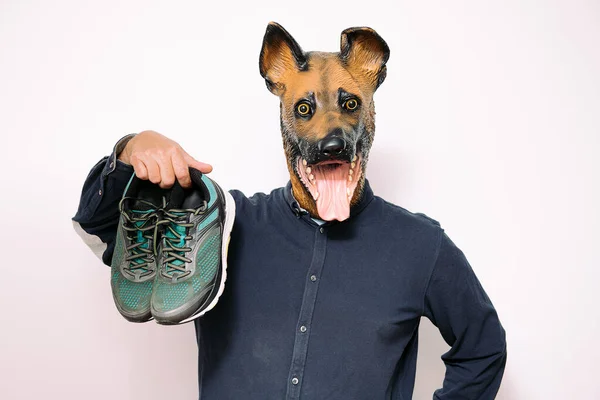 Personne Avec Masque Chien Tenant Une Paire Chaussures Course Sur — Photo