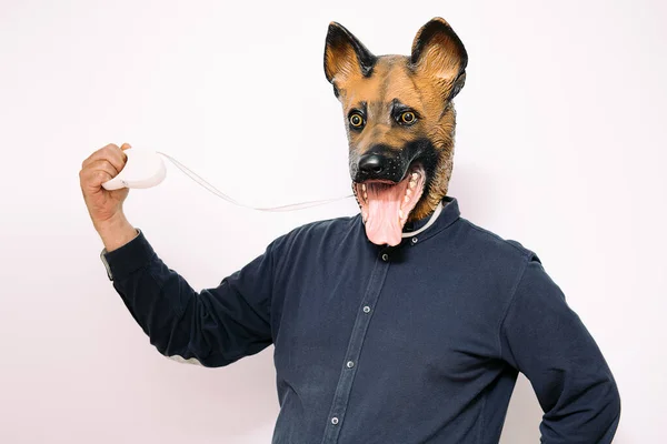 Osoba Psí Maskou Vodítkem Bílém Pozadí Koncept Domácího Mazlíčka Aktivní — Stock fotografie