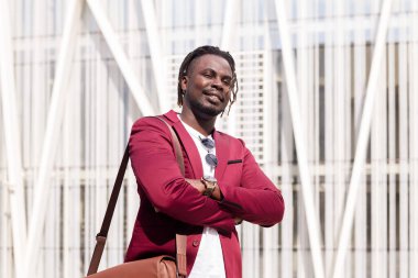 Şehrin finans merkezinde eli silahlı şık siyah işadamı pozu veren, metin için kopyalama alanı olan,