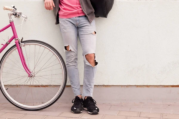 Неузнаваемый Крутой Молодой Человек Своим Винтажным Велосипедом Концепцией Молодости Активного — стоковое фото