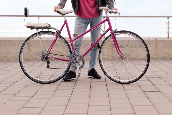 Jovem Irreconhecível Segurando Uma Bicicleta Retro Conceito Mobilidade Sustentável Estilo — Fotografia de Stock