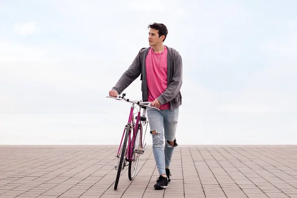 Visão Frontal Jovem Caminhando Empurrando Uma Bicicleta Conceito Transporte Ecológico — Fotografia de Stock