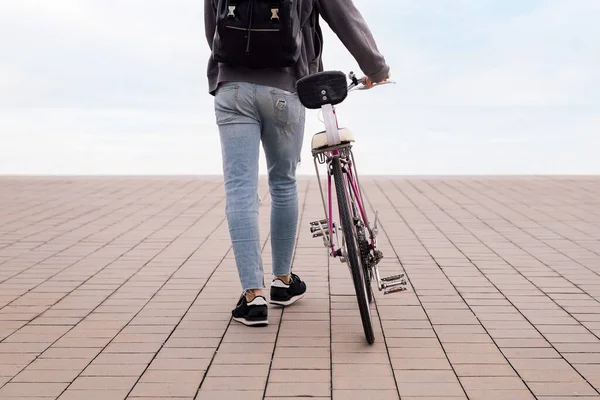 Vue Arrière Jeune Homme Méconnaissable Marchant Tout Poussant Vélo Concept — Photo