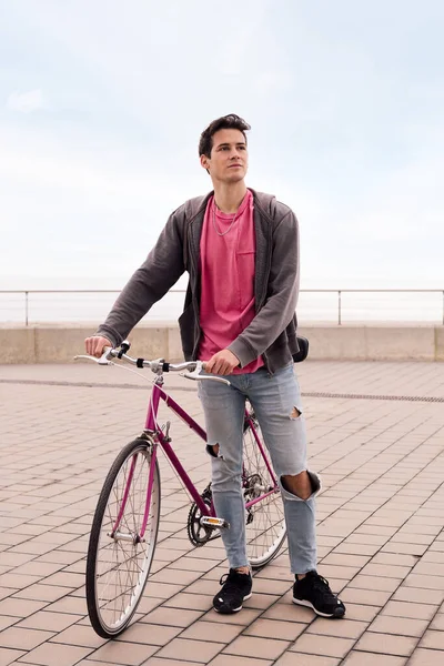 Foto Vertical Jovem Bonito Andando Com Uma Bicicleta Vintage Conceito — Fotografia de Stock