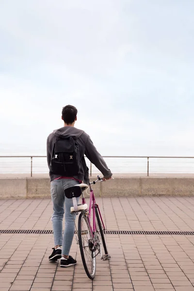 Вид Ззаду Молодого Чоловіка Йде Велосипедом Концепція Сталого Транспорту Міського — стокове фото