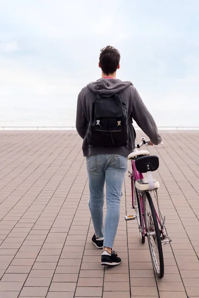 Вид Ззаду Невідомий Молодий Чоловік Йде Штовхаючи Велосипед Концепція Екологічного — стокове фото
