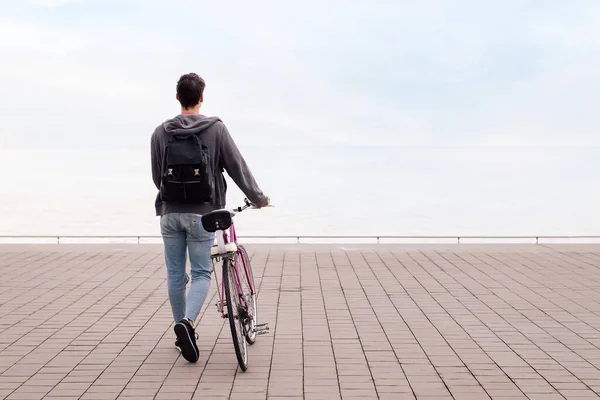 Вид Ззаду Невідомий Молодий Чоловік Йде Штовхає Велосипед Концепція Екологічного — стокове фото