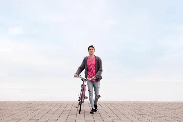 Vista Frontal Jovem Estudante Caminhando Enquanto Empurra Uma Bicicleta Conceito — Fotografia de Stock
