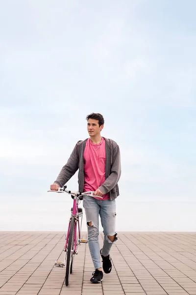 Foto Vertical Jovem Caminhando Enquanto Empurra Uma Bicicleta Conceito Transporte — Fotografia de Stock