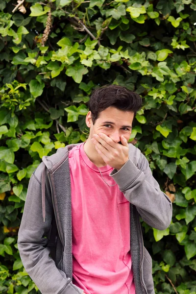 Foto Vertical Joven Agradable Riéndose Cubriéndose Boca Con Una Mano — Foto de Stock