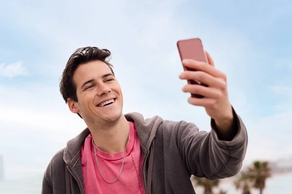 Щасливий Молодий Чоловік Записує Відеодзвінок Своїм Смартфоном Концепцією Технології Комунікації — стокове фото