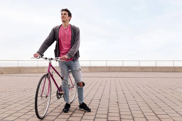 Jovem Estudante Bonito Segurando Uma Bicicleta Vintage Conceito Transporte Sustentável — Fotografia de Stock