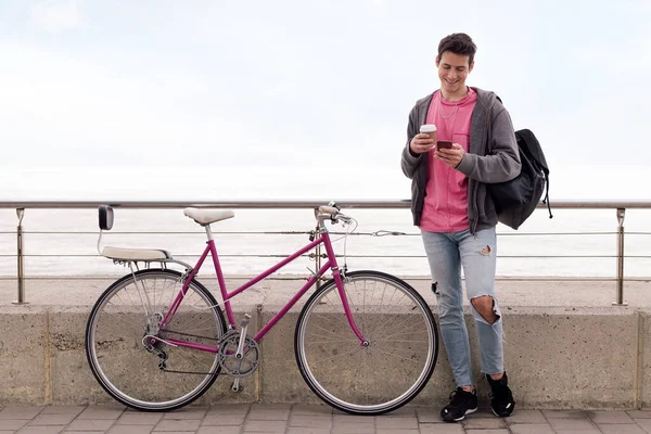 Jovem Estudante Feliz Com Sorriso Café Usando Telefone Inteligente Perto — Fotografia de Stock