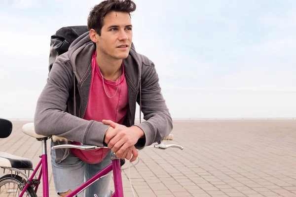 Красивий Молодий Чоловік Спирається Велосипед Концепція Екологічного Сталого Міського Транспорту — стокове фото