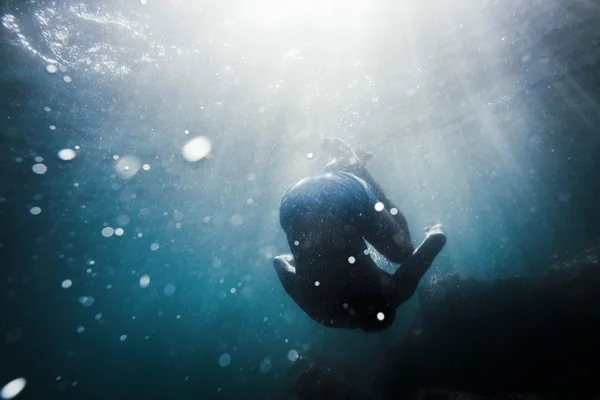 Uomo che cade sott'acqua — Foto Stock