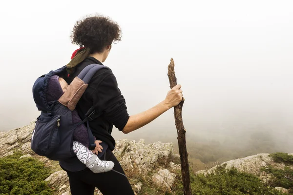 Trekking con un bambino — Foto Stock