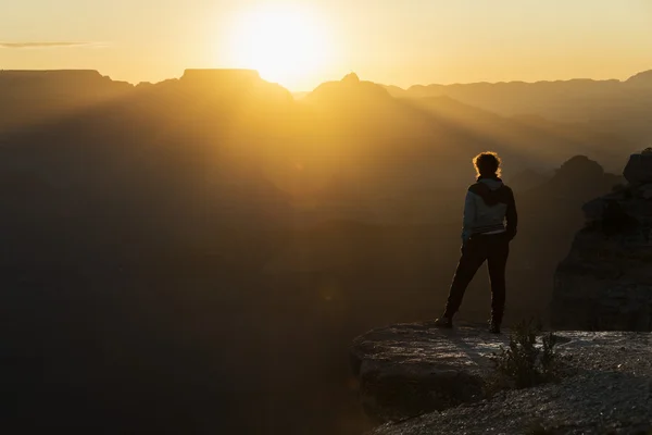 Büyük Kanyon'da gün batımını izlemek kız