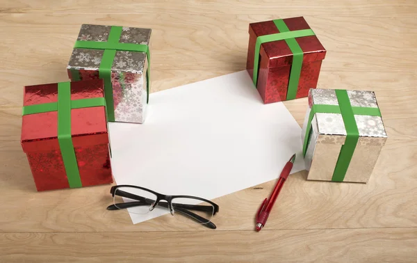 Noel Tablet hediye olarak tahta arka plan ile — Stok fotoğraf