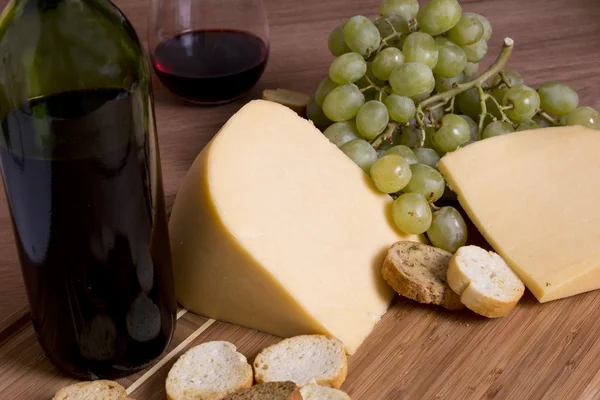 Käse und Wein — Stockfoto