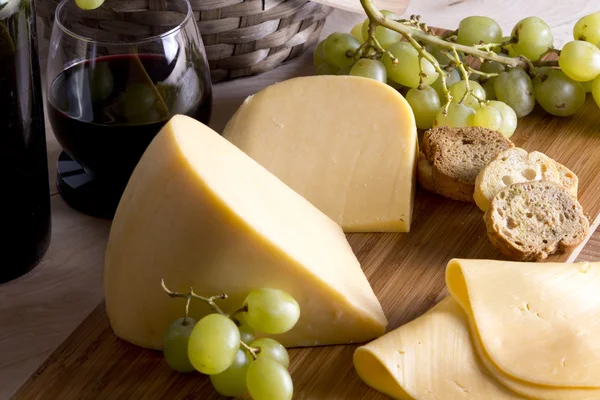 Käse und Wein — Stockfoto