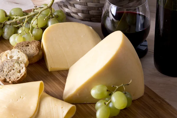 Käse und Wein — Stockfoto