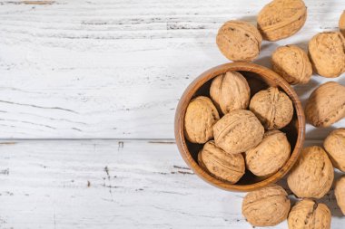 Beyaz ahşap masadaki ceviz çekirdekleri, stok fotoğrafı