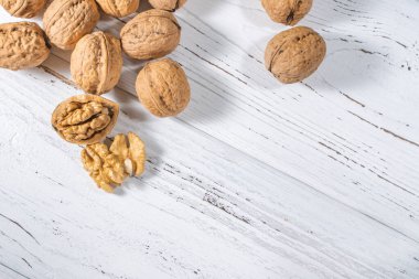 Beyaz ahşap masadaki ceviz çekirdekleri, stok fotoğrafı