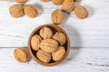 Beyaz ahşap masadaki ceviz çekirdekleri, stok fotoğrafı