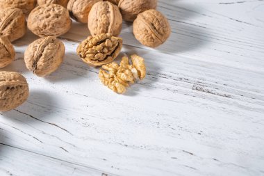 Beyaz ahşap masadaki ceviz çekirdekleri, stok fotoğrafı