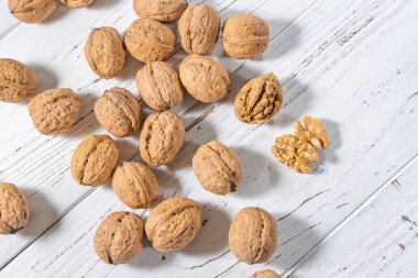 Beyaz ahşap masadaki ceviz çekirdekleri, stok fotoğrafı