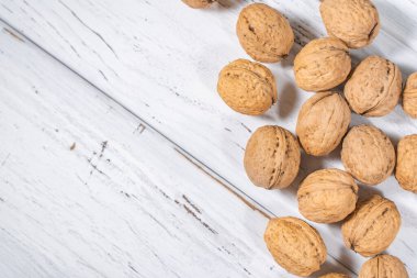 Beyaz ahşap masadaki ceviz çekirdekleri, stok fotoğrafı