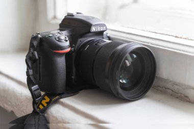 Aralık 2020, Minsk, Belarus - Nikon DSLR Kamerası ve Sigma Lensleri Pencere kenarında