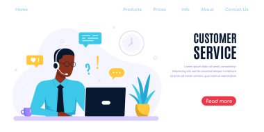 Dizüstü bilgisayarı ve mikrofonlu kulaklığı olan adam.