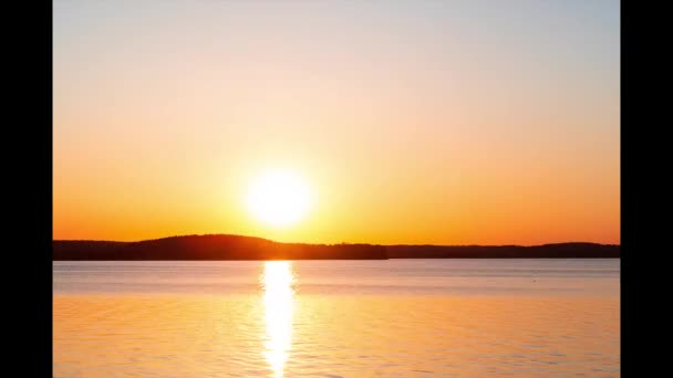 Timelapse video af nedgående sol over søen – Stock-video