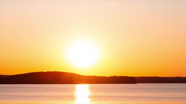 Видеозапись захода солнца над озером — стоковое видео