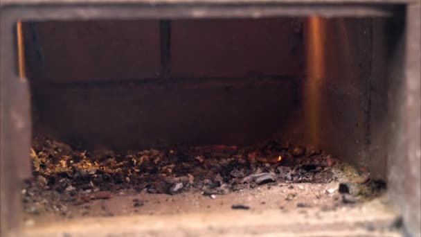 Uma pilha de cinzas em uma explosão — Vídeo de Stock