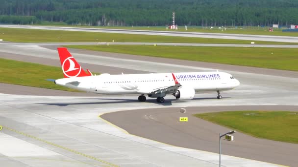 Самолет Turkish Airlines готовится к взлету — стоковое видео