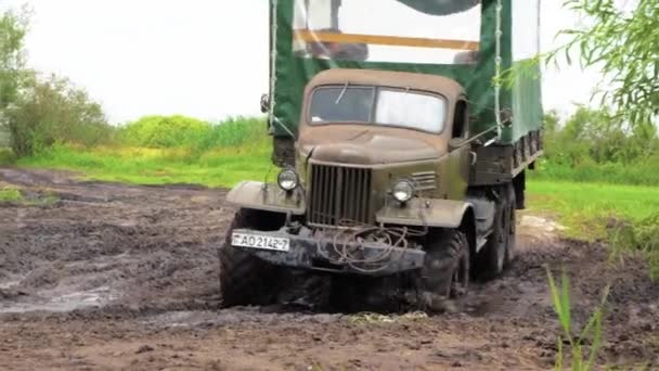 Camión conduciendo sobre barro — Vídeos de Stock