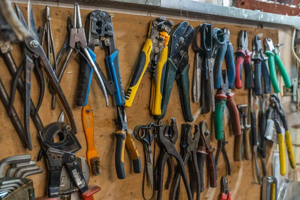 Werkzeuge Für Zangen Und Zangen Hängen Einer Holzplankenwand Garagenkonzept — Stockfoto