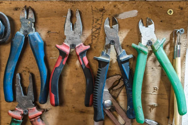 Set Tangen Snijgereedschap Hangend Aan Een Houten Plankwand Begrip Garageuitrusting — Stockfoto