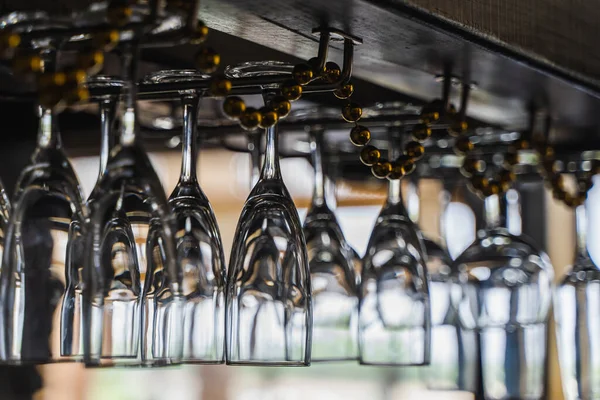 Copos Vinho Champanhe Luxo Pendurados Cima Para Baixo Sobre Balcão — Fotografia de Stock