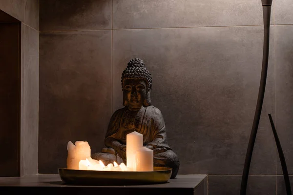 Foto Estátua Buda Com Conjunto Velas Acesas Zen Conceito Meditação — Fotografia de Stock